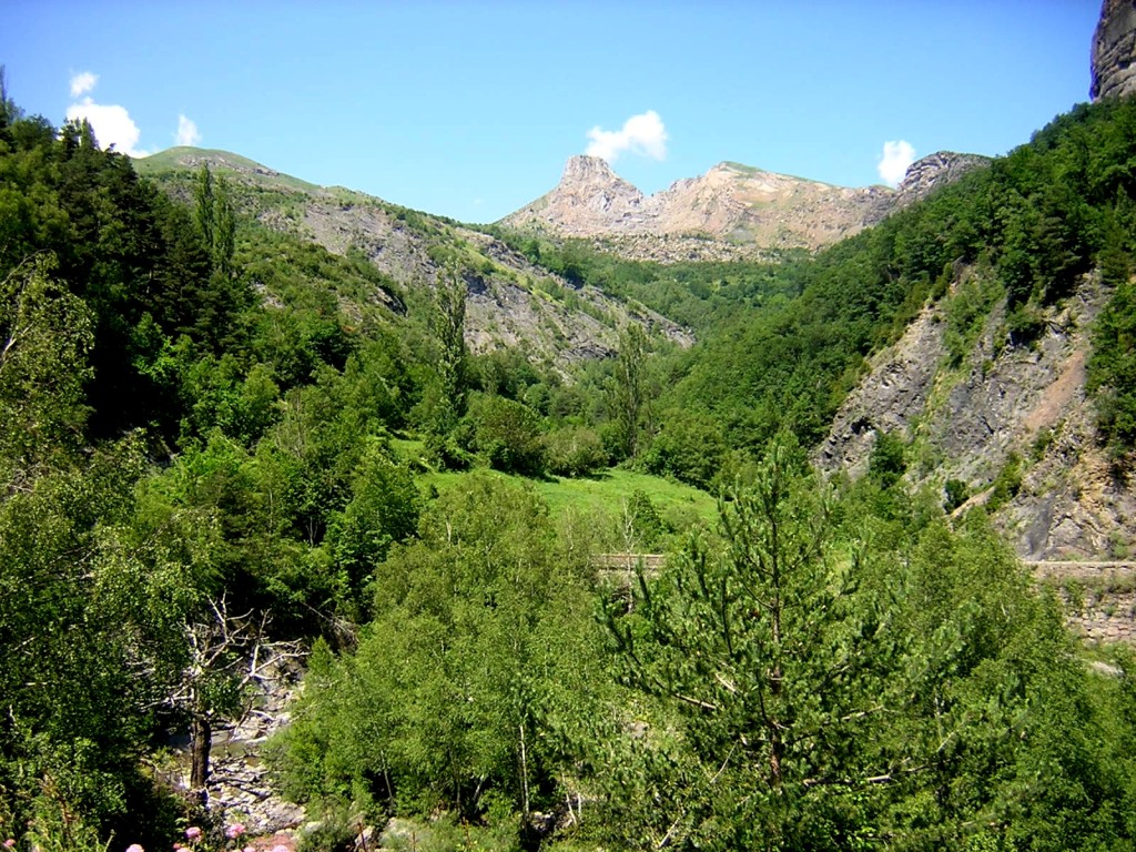 Valle del río Escarra con la Punta de la Cochata al fondo