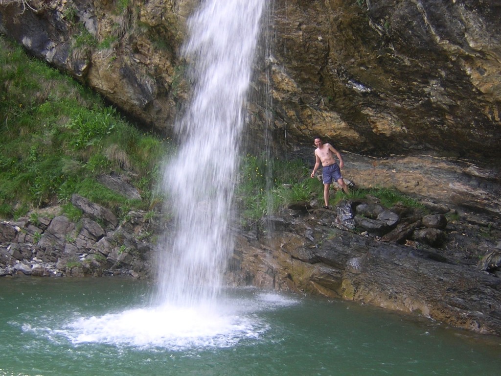 Tras la Cascada