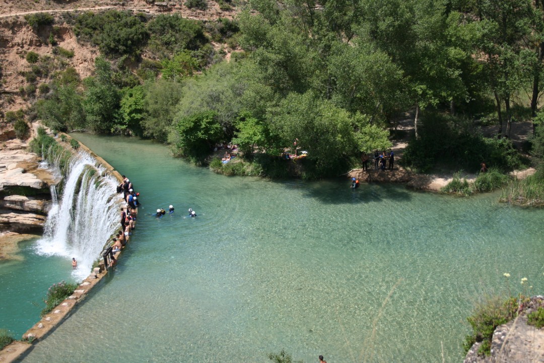 Presa de Bierge (2) Parte superior del Salto de Bierge con la zona arbolada al fondo.