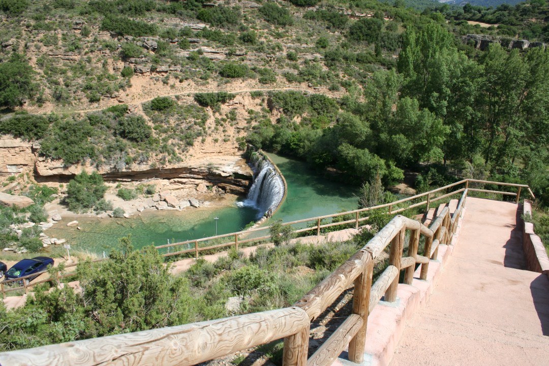 Presa de Bierge (5) Escaleras de acceso desde el aparcamiento y restaurante al Salto de Bierge.