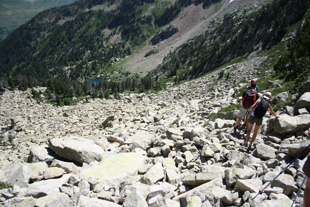 Pedrera peligrosa en el descenso, el Ibón al fondo