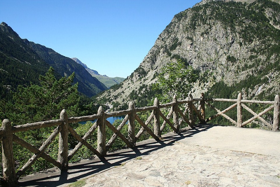 Bachimana (6) Vistas del Ibón de baños desde uno de los puentes del GR-11