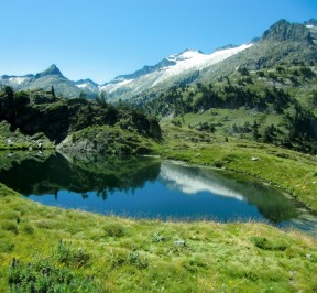 Ibon Superior de Villamuerta con el Glaciar y pico del Aneto al fondo
