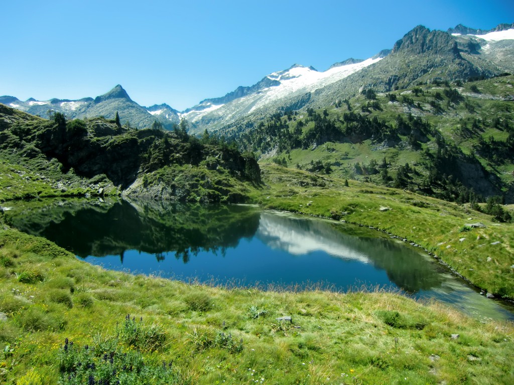 Ibon Superior de Villamuerta con el Glaciar y pico del Aneto al fondo