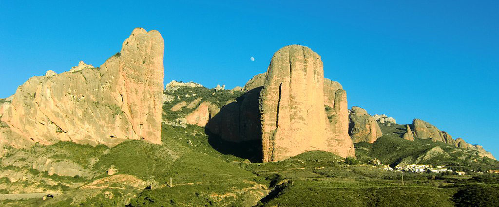 Riglos 004 Panoramica de los Mallos, con la localidad de Riglos a sus pies.