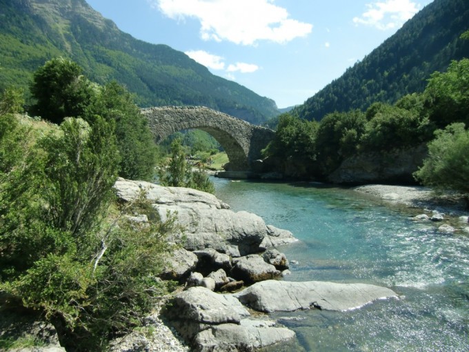 Pozas del río Ara con el Puente de Bujaruelo al fondo