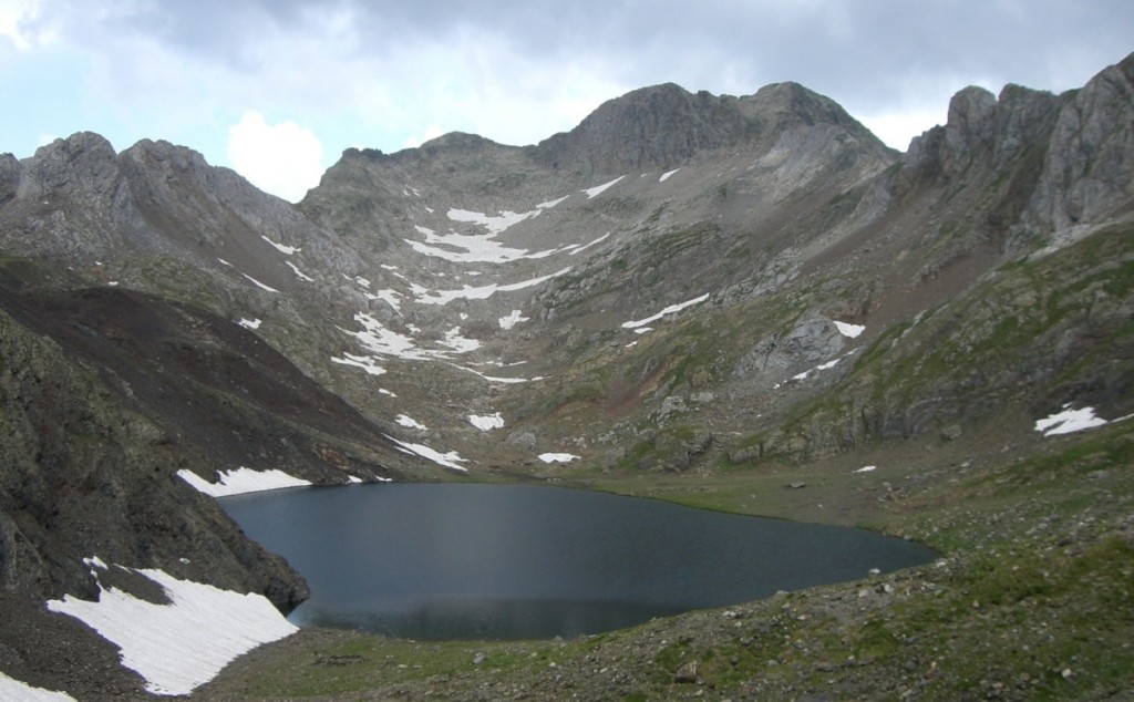Ibón de Llardaneta. Al fondo se aprecia el collado de Eriste de acceso a la Bal de Chistau Llardaneta Ibon (3)