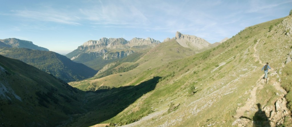 Senda de ascensión hacia el collado. Al fondo la Selva de Oza y Sierra de Alano. Acherito 05a