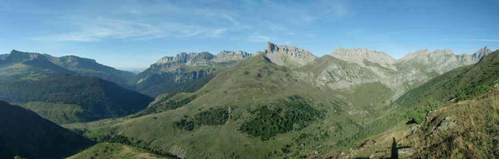 Vista panorámica en la que destaca en el centro la escarpada cima de Chipeta Alto Acherito 06