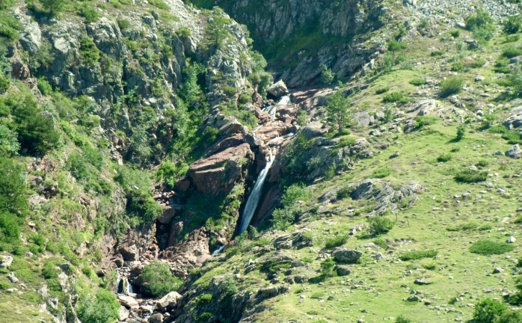 Primer plano de la cascada Aguastuertas 04