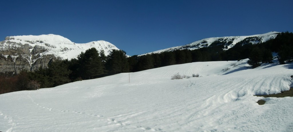 Tercer claro. A la izquierda se distingue claramente la Peña y Punta Agüeri. A la derecha la Sierra de Gabás Gabardito (14)