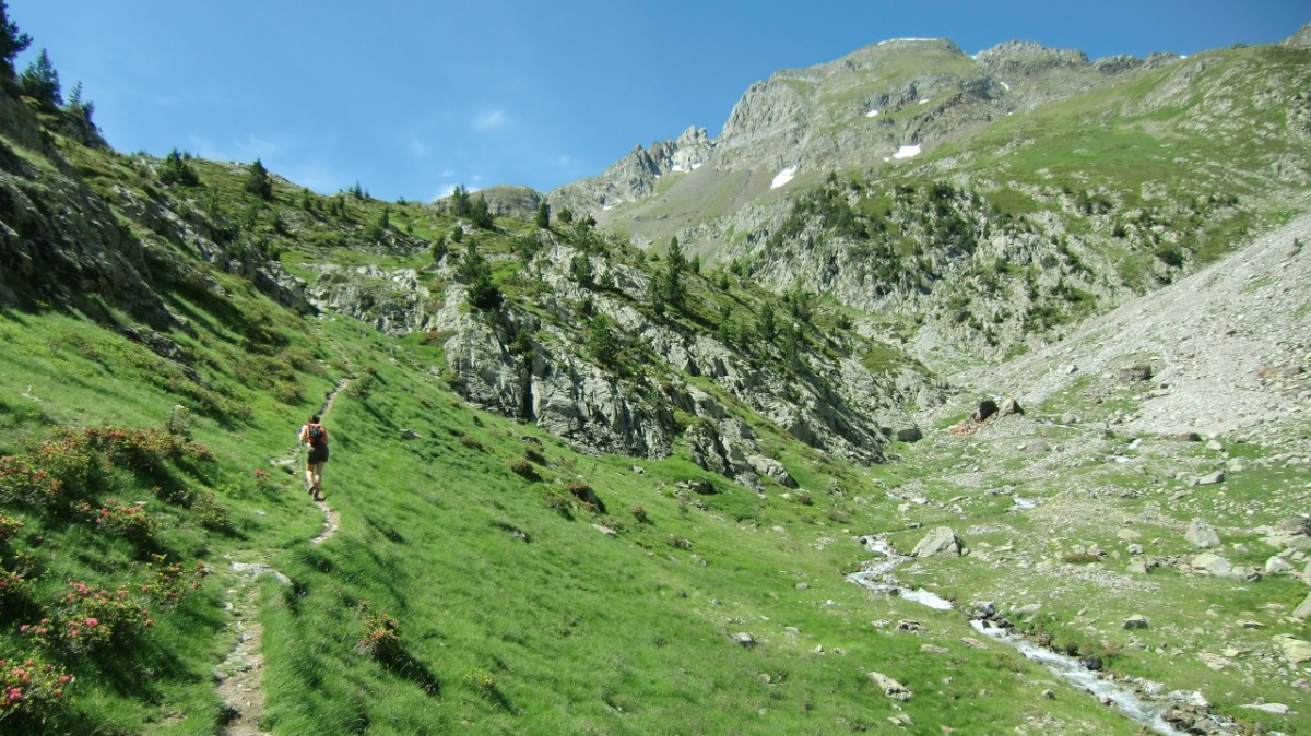Sendero de ascenso con el pico Garmo al fondo Ordicuso (14)