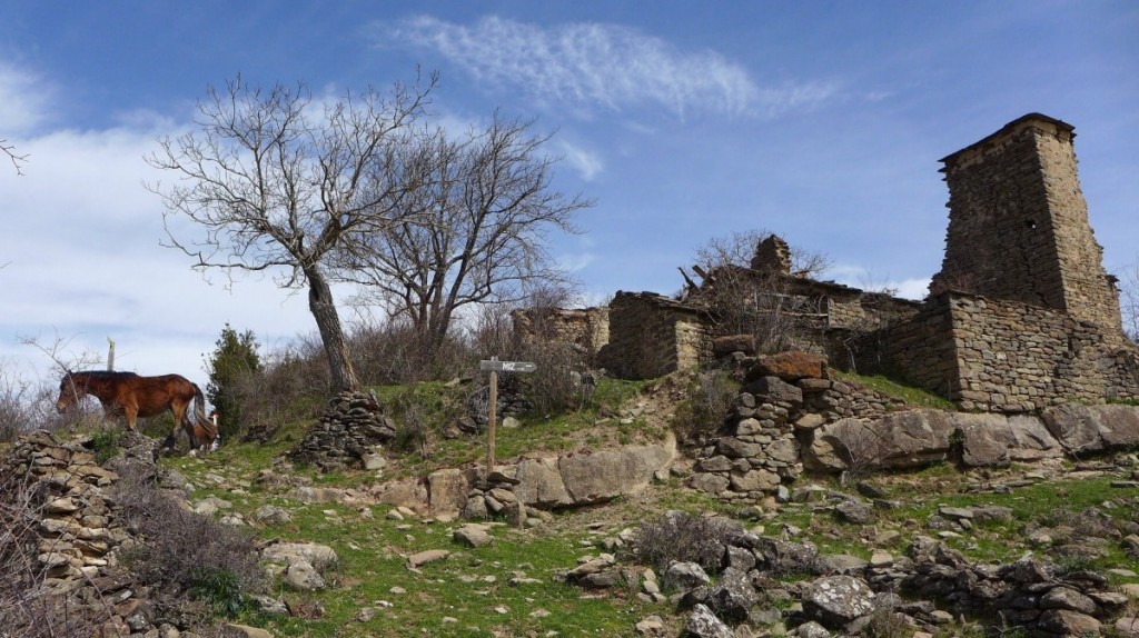 Biban, con los restos de lo que queda de la torre de la Iglesia Bara-Biban (19)