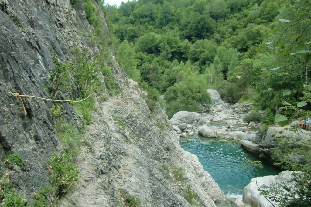Estrecho sendero que nos permite salvar la poza Garganta_Escuain (21)