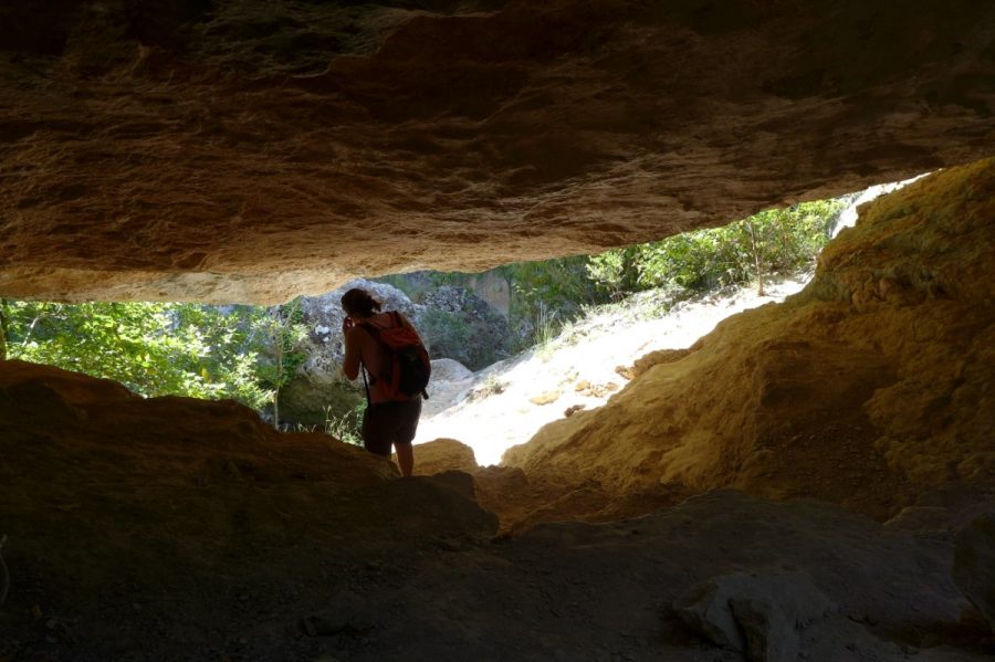 Paso a través de un pequeño tunel de piedra natural