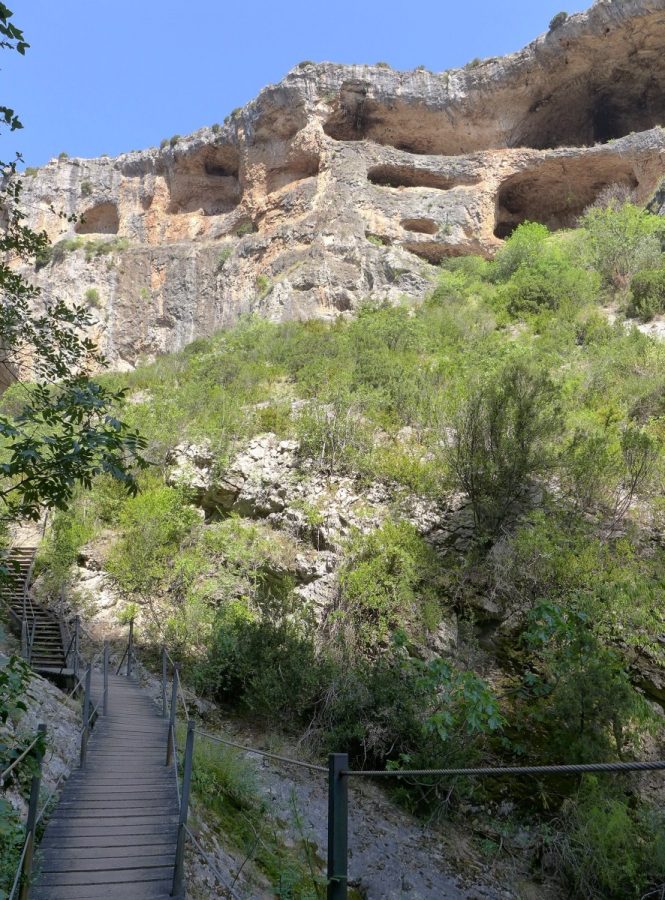 Las pasarelas de madera nos adentran cómodamente en el Barranco de la Fuente