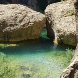 Puente natural sobre el río Flumen formado por dos grandes bloques de piedra