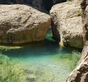 Puente natural sobre el río Flumen formado por dos grandes bloques de piedra