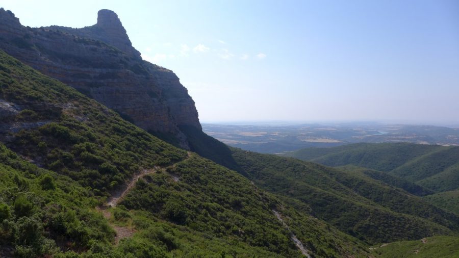 Tramo inicial de acceso al río Flumen por la cara sur de la Peña San Miguel